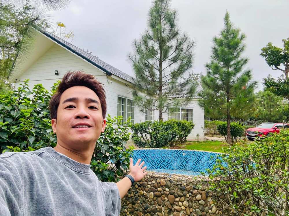 Bể bơi ngoài trời là một trong những điểm nhấn của khuôn viên, vừa mang đến không gian thư giãn, vừa tạo cảm giác như một khu nghỉ dưỡng thu nhỏ giữa thiên nhiên