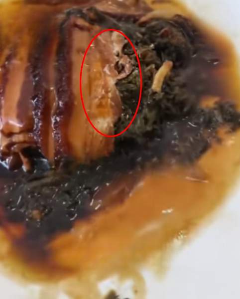 Một món ăn còn nguyên mỡ đóng cục