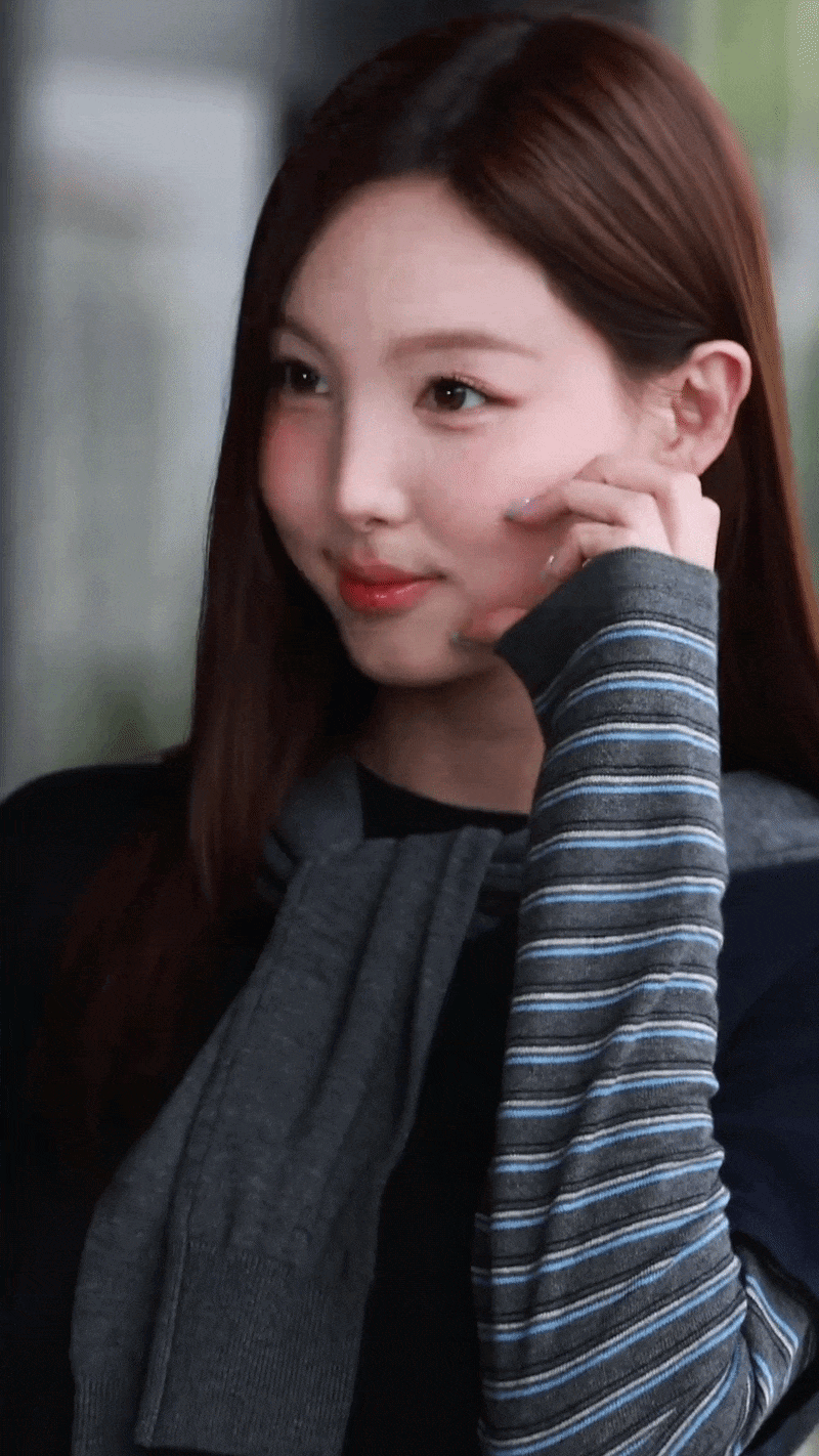 Gương mặt khác lạ của Nayeon.