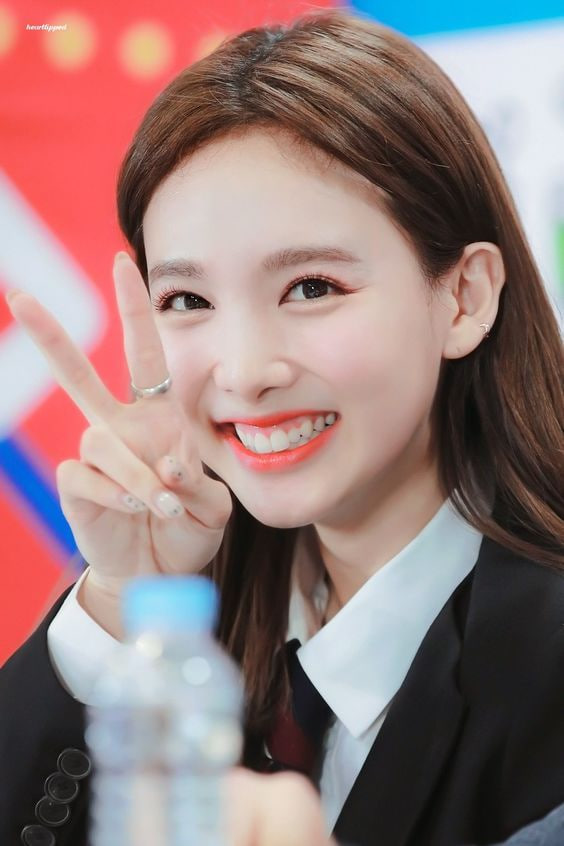 Răng thỏ từng là điểm đặc trưng giúp visual của Nayeon nhận được nhiều sự yêu mến. (Ảnh: X)