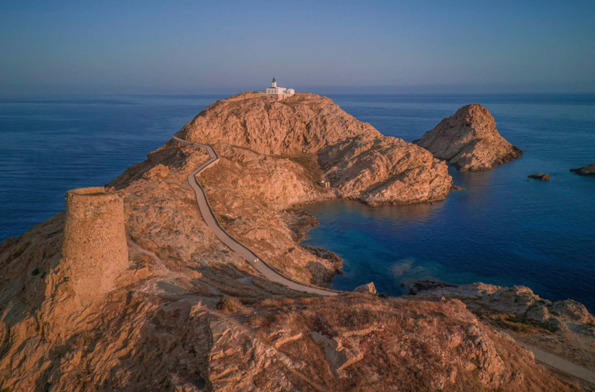 Ngọn hải đăng Phare de la Pietra tại hòn đảo Corsica chính là địa điểm được NTK Jacquemus lựa chọn để trình diễn BST Xuân/Hè 2027.