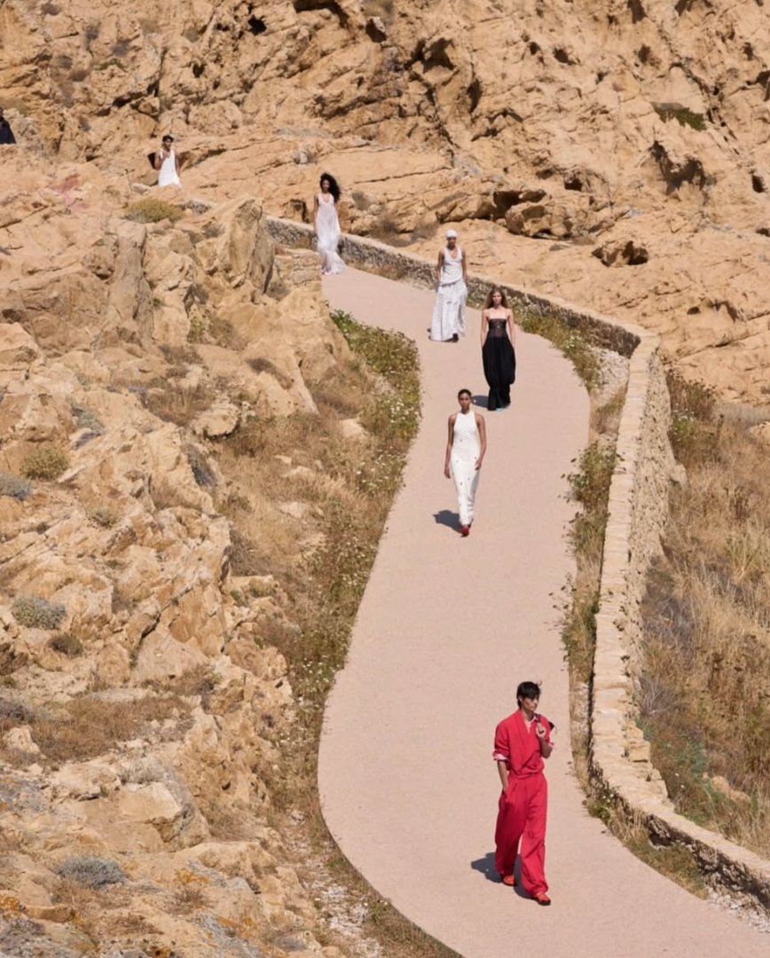 Show diễn đang gây sốt vì đường runway dài 