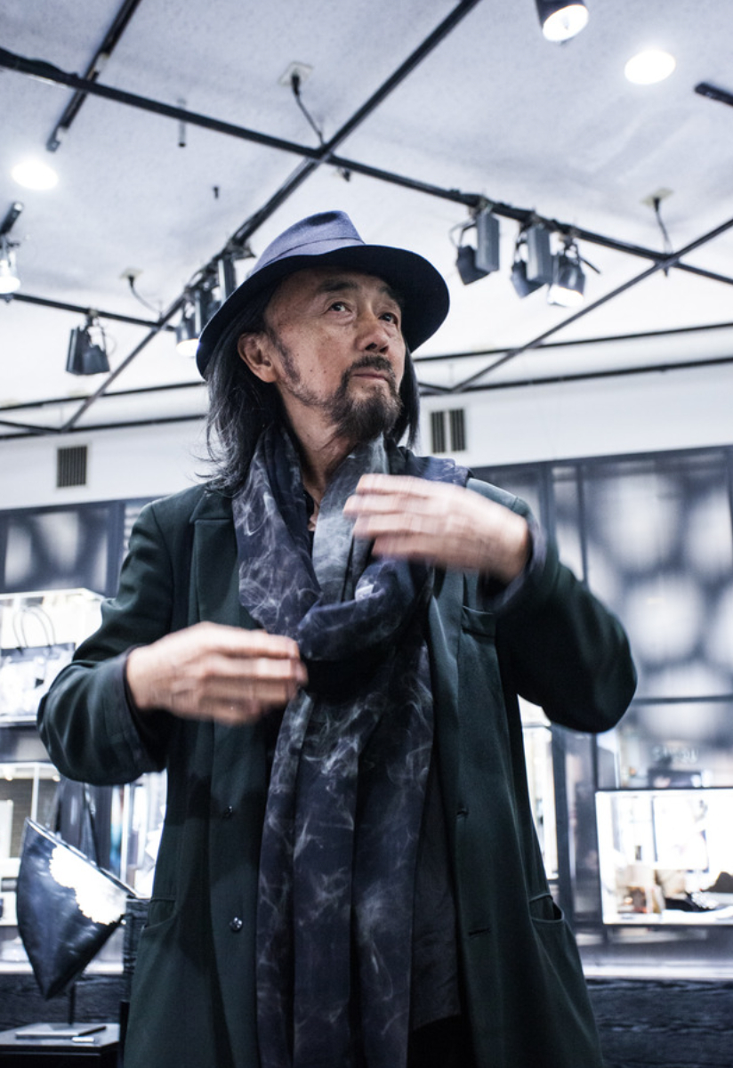 Ông cụ tóc bạc bước đi chậm rãi viral nhất Paris: Bậc thầy của Rick Owens, khiến cả thế giới nhìn màu đen theo một cách khác