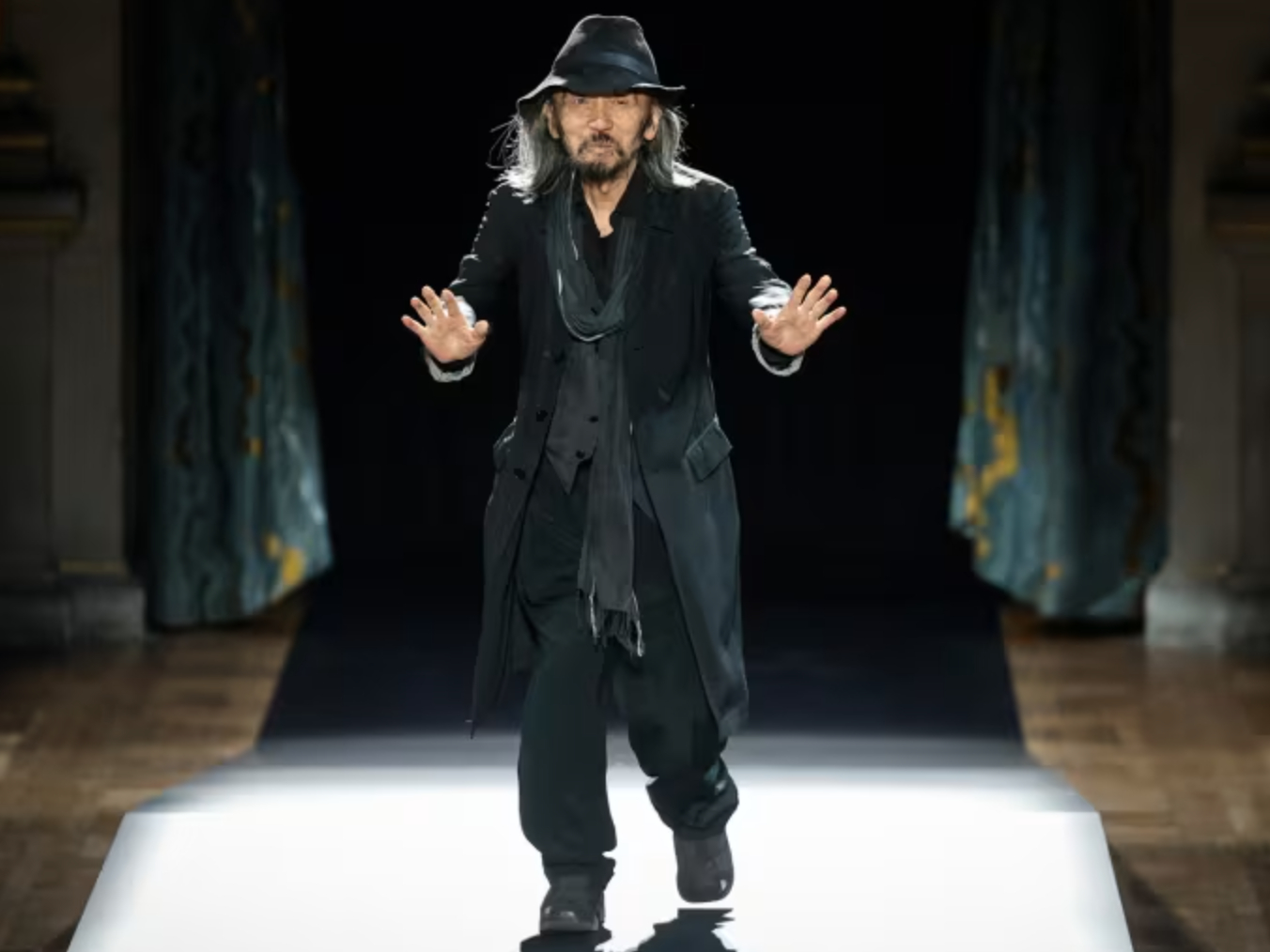 Ông cụ tóc bạc bước đi chậm rãi viral nhất Paris: Bậc thầy của Rick Owens, khiến cả thế giới nhìn màu đen theo một cách khác