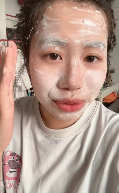 TikToker Ly Biết Tuốt cho biêt ở Bỉ thời tiết cũng đang nóng kỷ lục, cô phải bôi sữa chua lên mặt để ánh nắng chiếu vào bớt cảm giác bị rát mặt (Nguồn: @lybiettuot03)