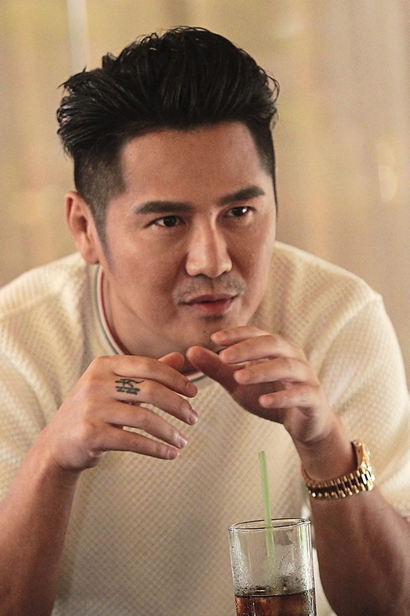Tào Cách là một trong những giọng ca nổi bật của dòng Mandopop/R&B tại thị trường âm nhạc Hoa Ngữ