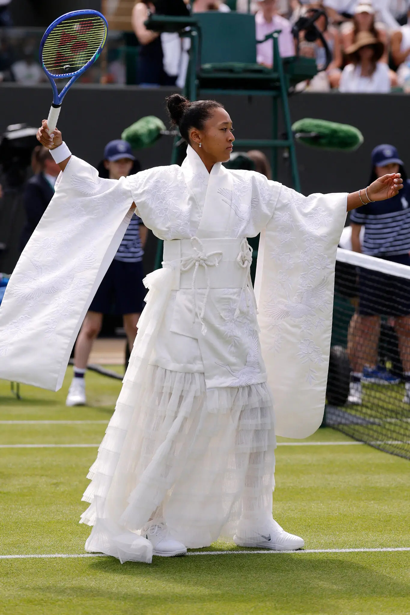 Tuyển thủ tennis lừng danh thế giới gây xôn xao khi mặc bộ kimono Nhật siêu cầu kỳ ra sân đấu