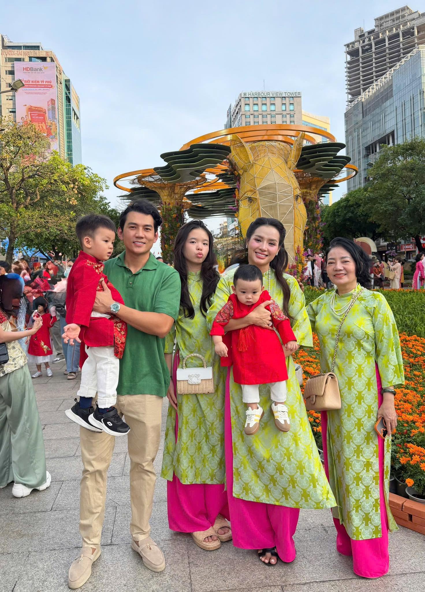 Nam diễn viên Vbiz lấy mẹ đơn thân có 1 con riêng, mang 88 cây vàng kèm 2 tỷ kim cương tới hỏi cưới