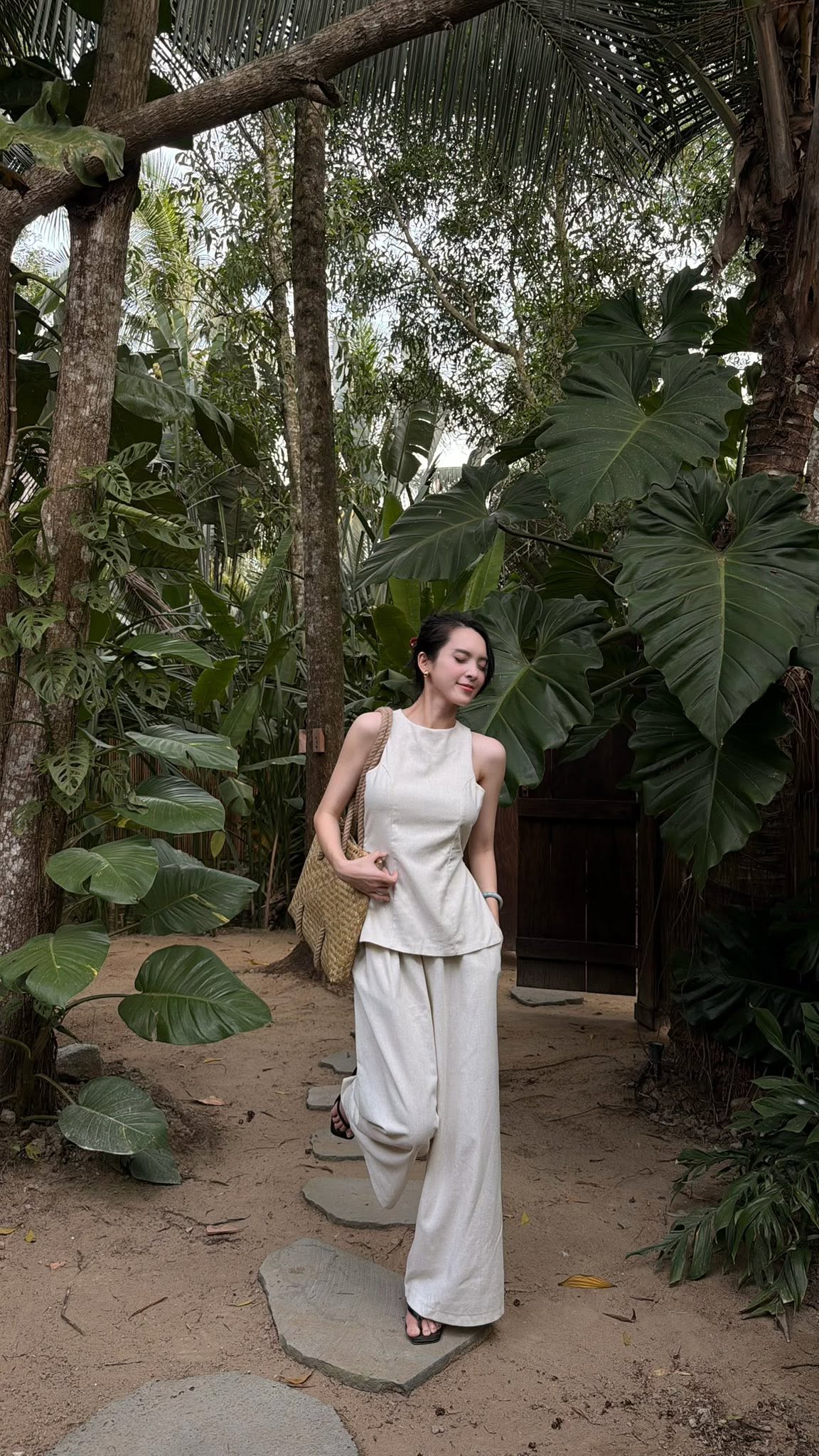 Mẹ đơn thân Phú Thọ lấy thiếu gia nhỏ hơn 2 tuổi, sống giữa khu nghỉ dưỡng rộng 12.000m2 vẫn bán hàng online để “mưu sinh”
