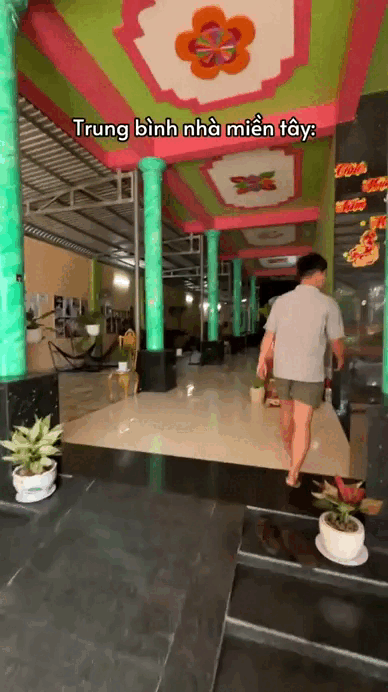 Bước vào trong nhà, cơ ngơi gây ấn tượng với gam màu xanh - hồng rực rỡ. Ở phần bình luận, nhiều ý kiến lại cho rằng căn nhà có thiết kế như... trường mầm non