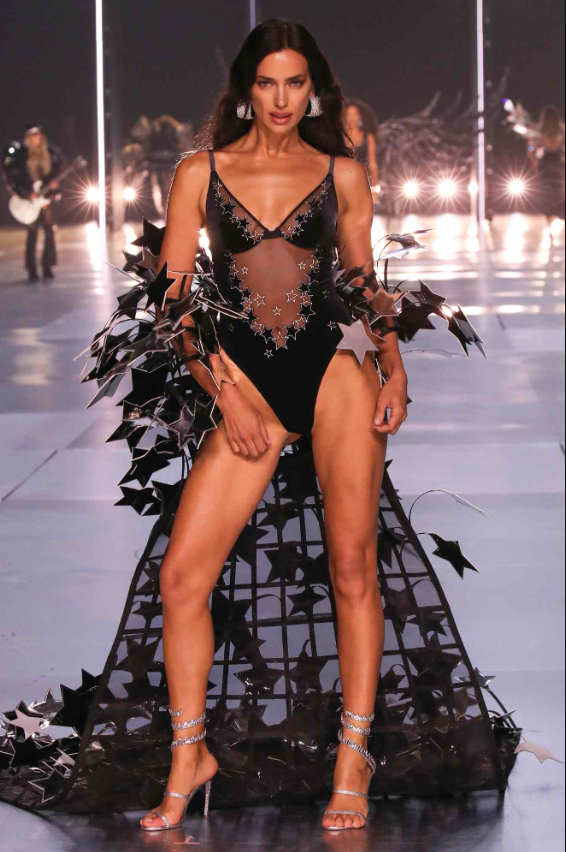 Tám năm sau lần đầu tiên sải bước trên sân khấu Victoria's Secret, Irina Shayk tiếp tục được mời trở lại trong show diễn đánh dấu sự hồi sinh của thương hiệu vào năm 2024 sau 6 năm gián đoạn. Giữa dàn thiên thần huyền thoại như Adriana Lima, Alessandra Ambrosio, Tyra Banks hay những gương mặt đình đám như Gigi Hadid, Bella Hadid và Kate Moss, Irina vẫn nổi bật với thần thái lạnh lùng đặc trưng, khẳng định vị thế của một trong những siêu mẫu bền bỉ nhất thế hệ mình.