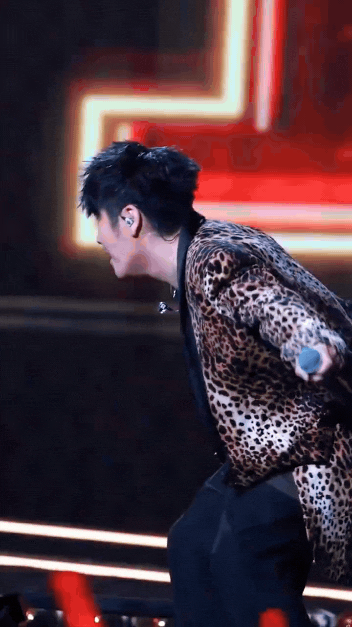 Màn fan service lạ lùng của Tào Cách