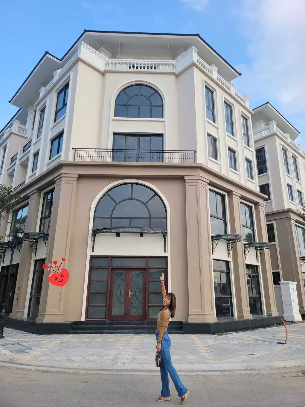 Gia đình nam diễn viên chuyển về sinh sống trong biệt thự 5 tầng hoành tráng, to đẹp