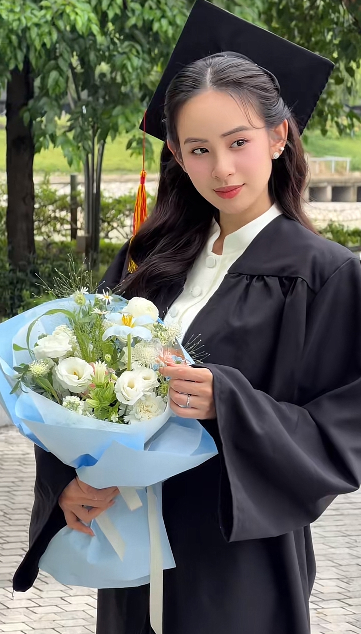 Hương Liên tại lễ tốt nghiệp.