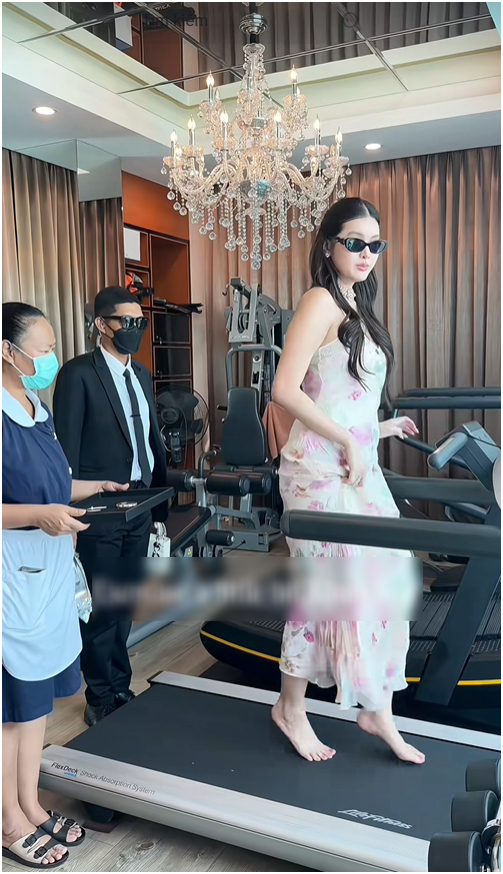Cô làm gì cũng có giúp việc và vệ sĩ theo sau.