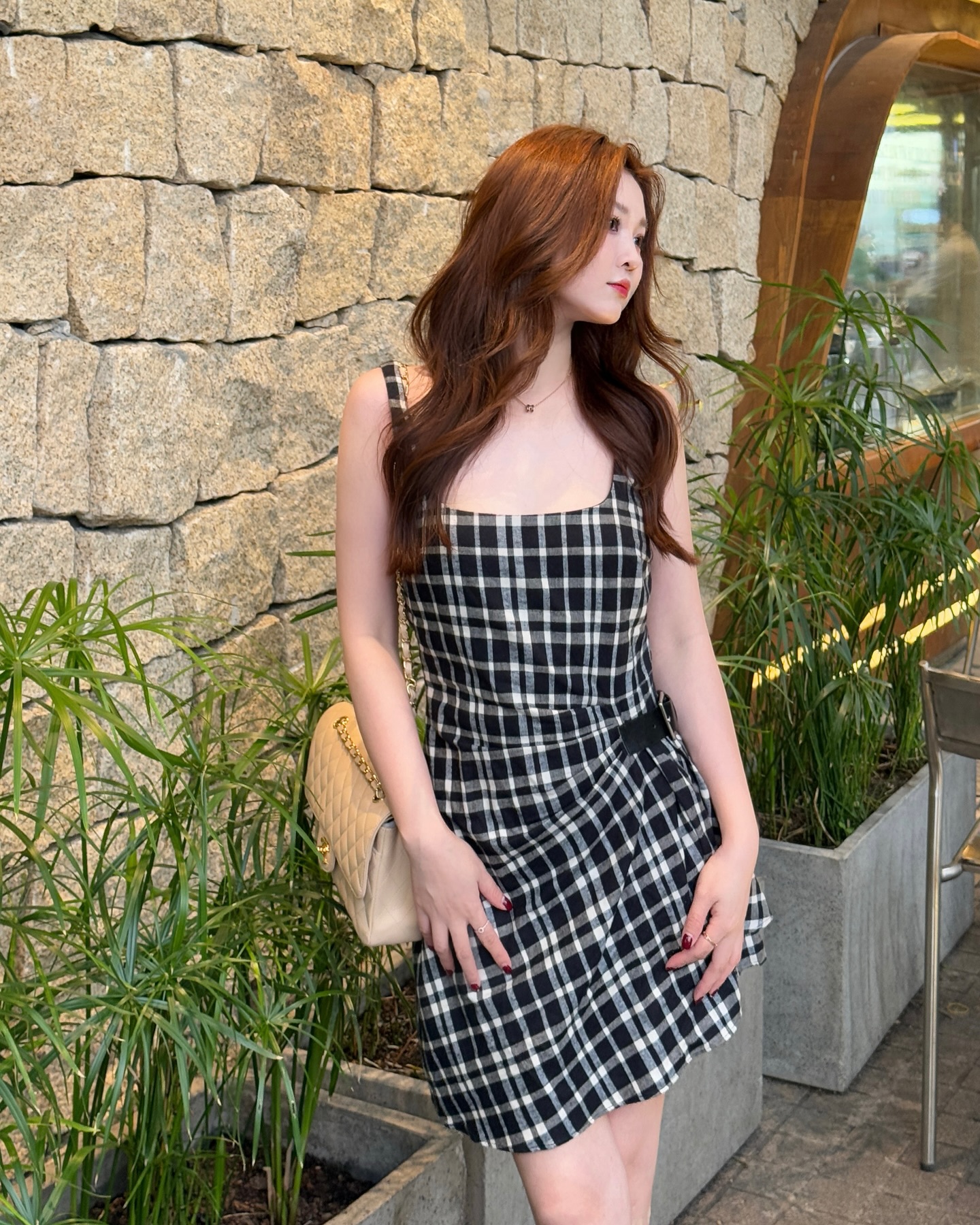 Quay trở lại với phong cách nữ tính, Ribi Sachi chọn diện chiếc đầm hai dây họa tiết kẻ ô tone đen trắng đơn giản, cổ điển. Thiết kế cổ vuông tinh tế giúp tôn lên bờ vai thon và xương quai xanh mảnh mai của mỹ nhân sinh năm FAPtv. Item này mang đến diện mạo trẻ trung như nữ sinh, nhìn qua khó ai biết cô đã chạm ngưỡng U40.