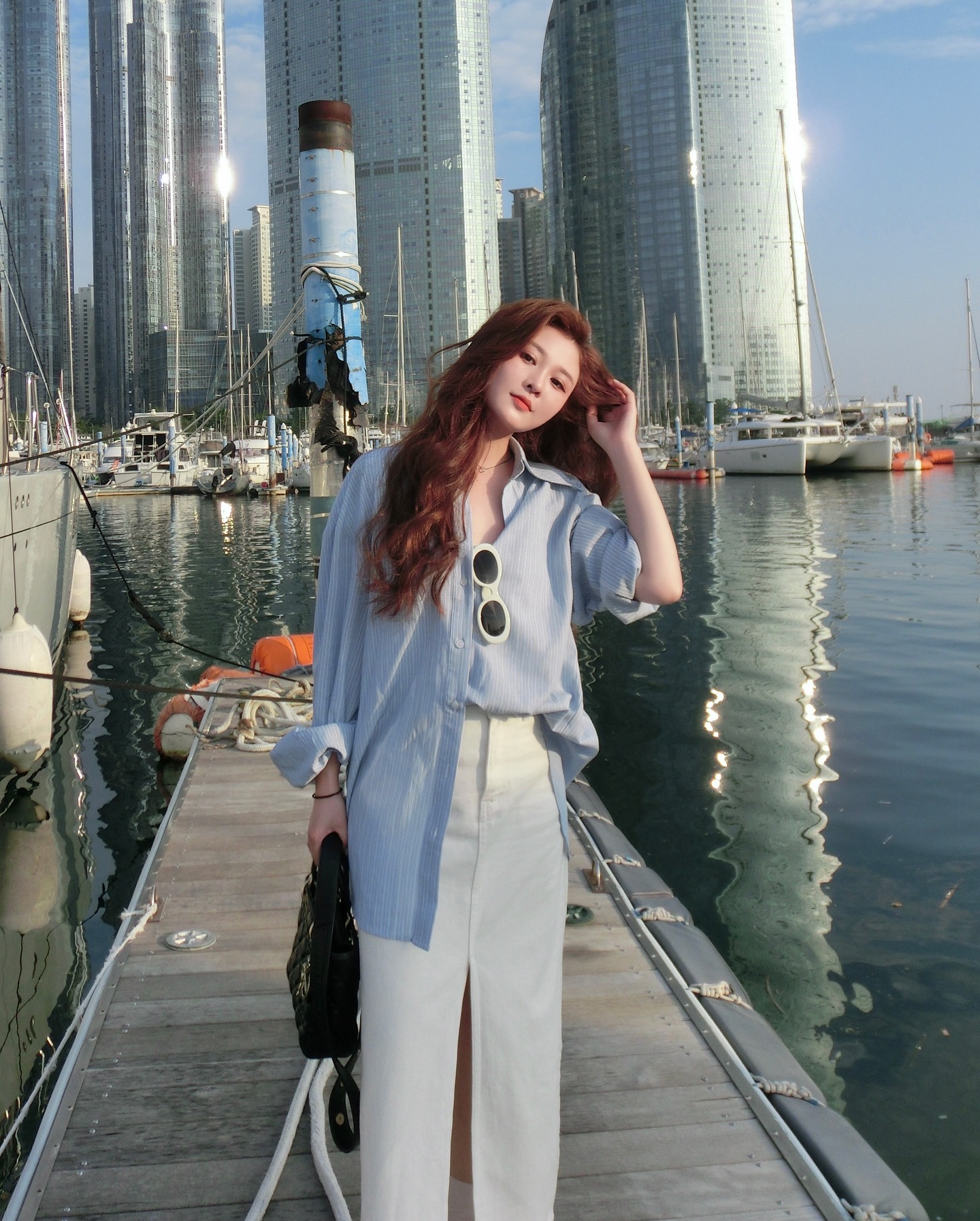Thả dáng bên bờ sông, Ribi Sachi lăng xê outift 