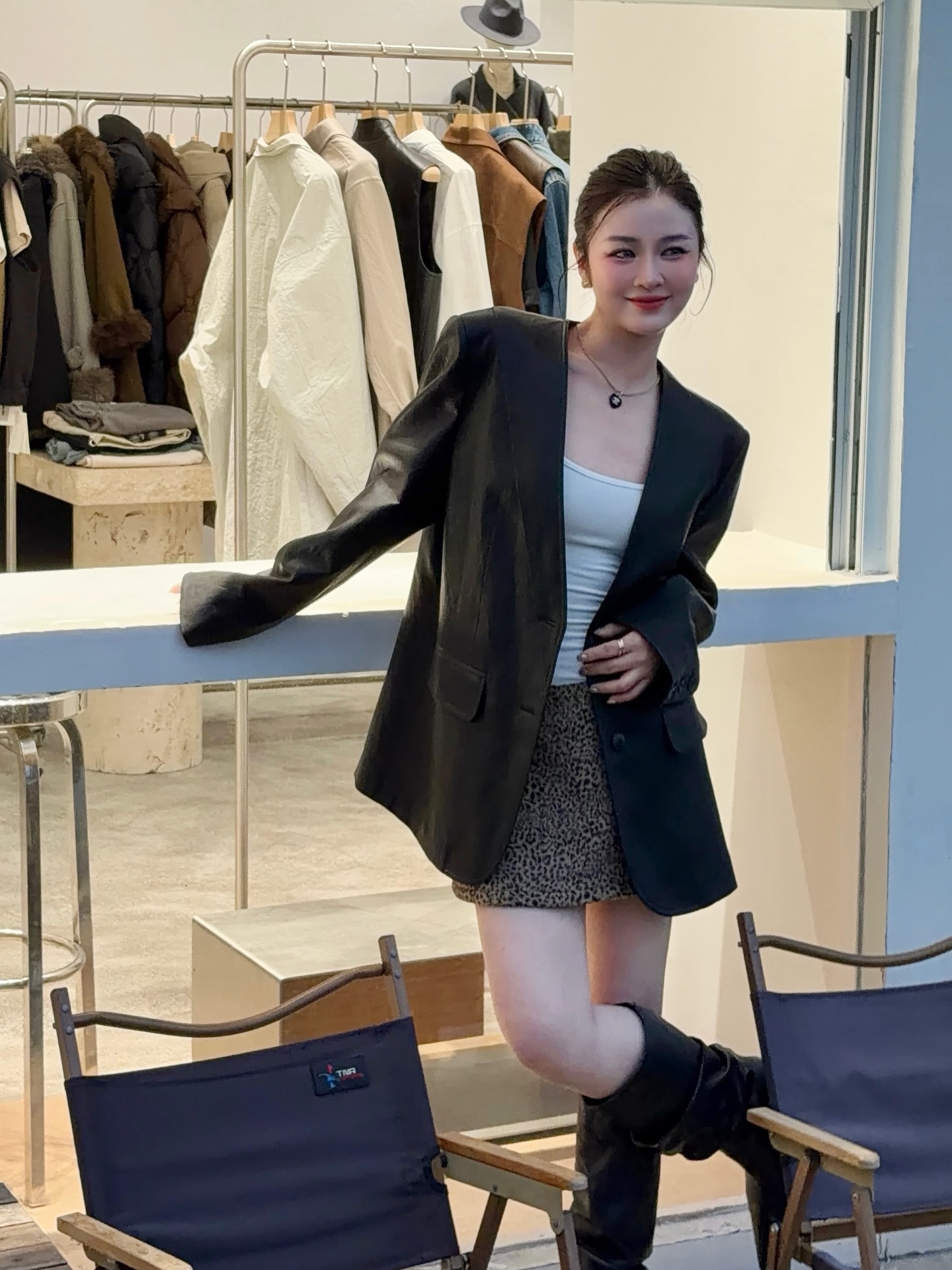 Vẫn là áo khoác da nhưng dáng blazer khiến người đẹp trông quyến rũ và trưởng thành hơn. Ribi Sachi chọn bản phối mang đậm tinh thần của một quý cô sành điệu. Người đẹp sinh năm 1990 kết hợp chiếc áo khoác dáng rộng cùng chân váy ngắn họa tiết da beo cá tính là hoàn thiện ngay vẻ ngoài của một quý cô sành điệu.