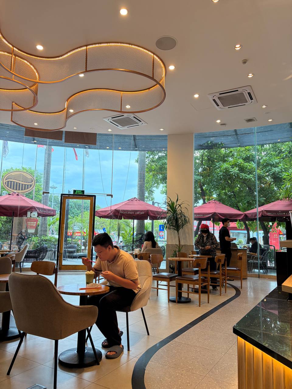 Hình ảnh cơ sở Highlands Coffee trên đường Lê Lợi (TP. Huế) chiều 1/7. Dù quán bật nhạc với âm lượng lớn nhưng khách vẫn thoải mái trò chuyện và thưởng thức đồ uống. Ảnh: Bích Ngọc