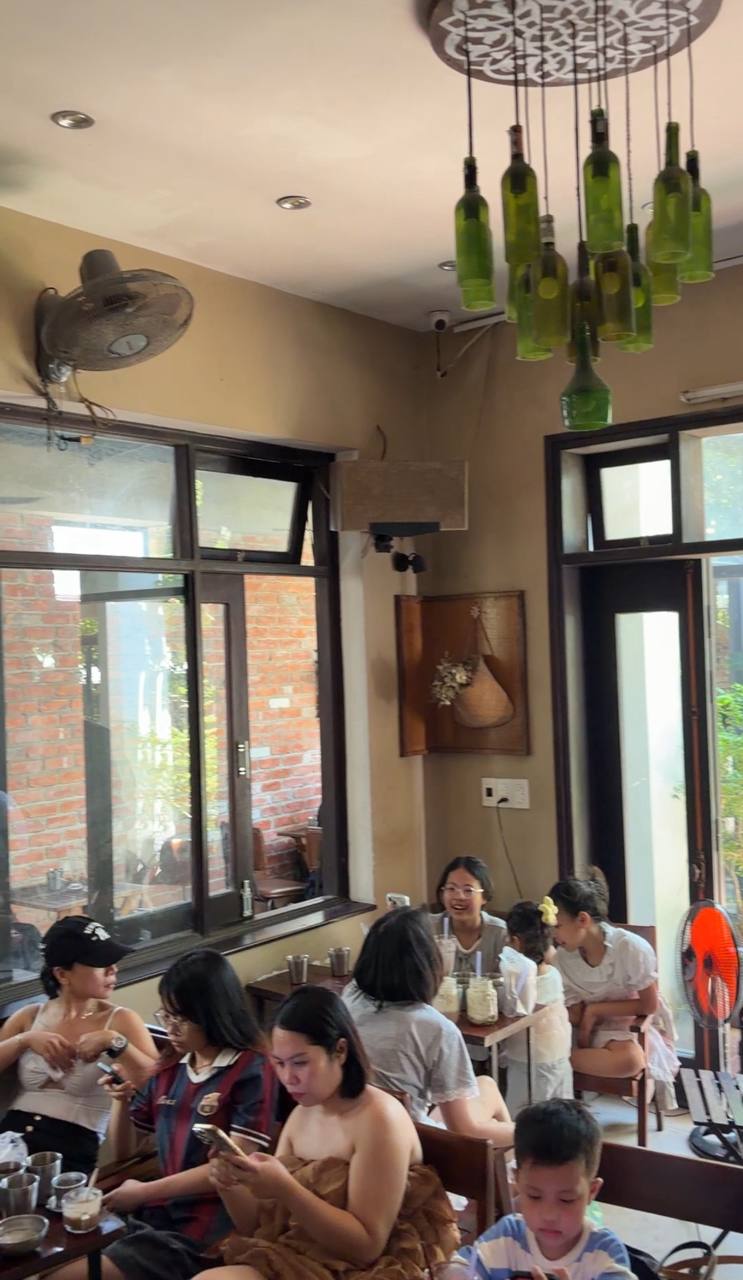 Việc thiếu những bài hát thịnh hành không làm ảnh hưởng tới trải nghiệm của khách hàng tại quán. Ảnh: Bích Ngọc
