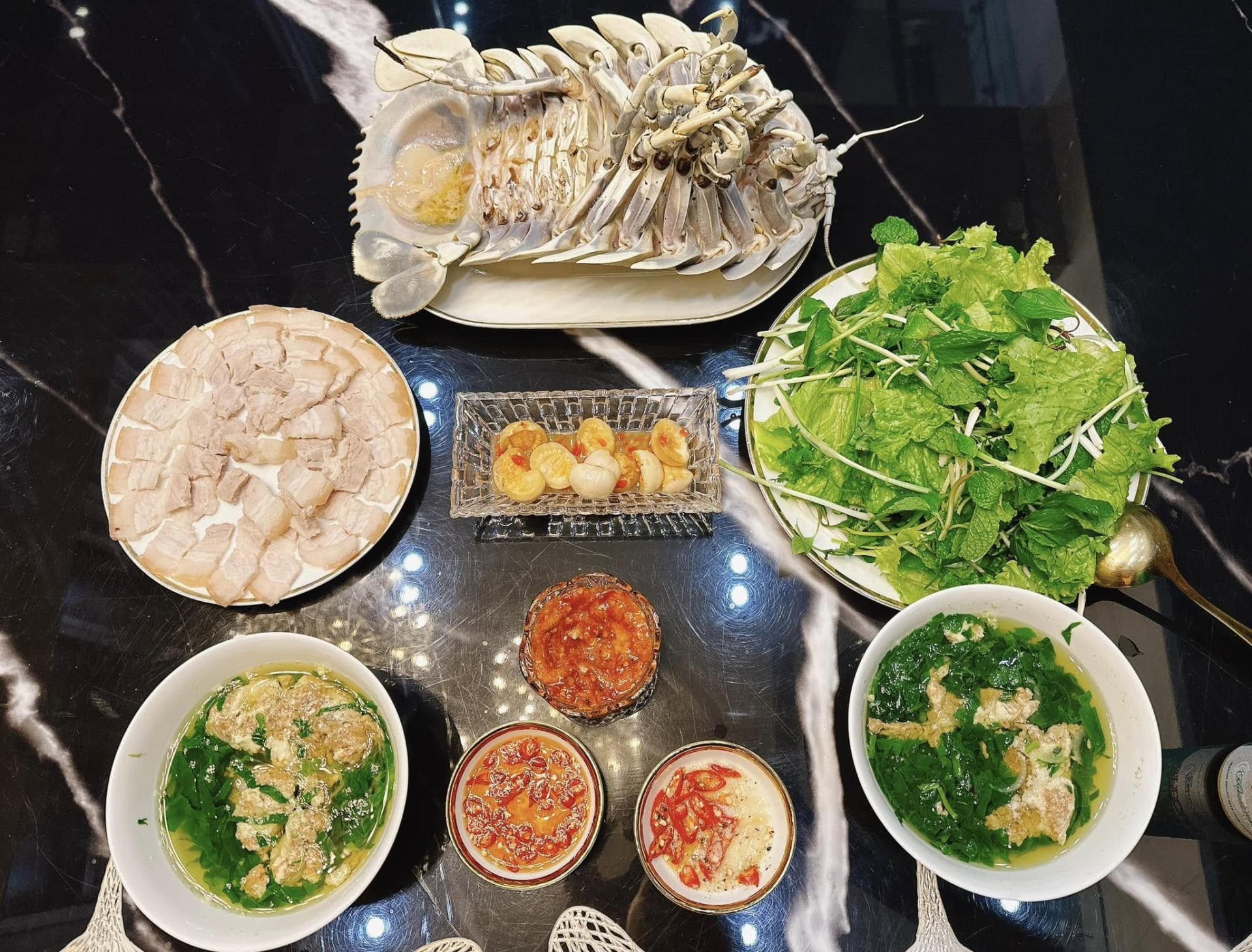 Phương Oanh khoe mâm cơm đạm bạc mùa hè, có 1 chi tiết khiến nhiều người thấy lạ lùng