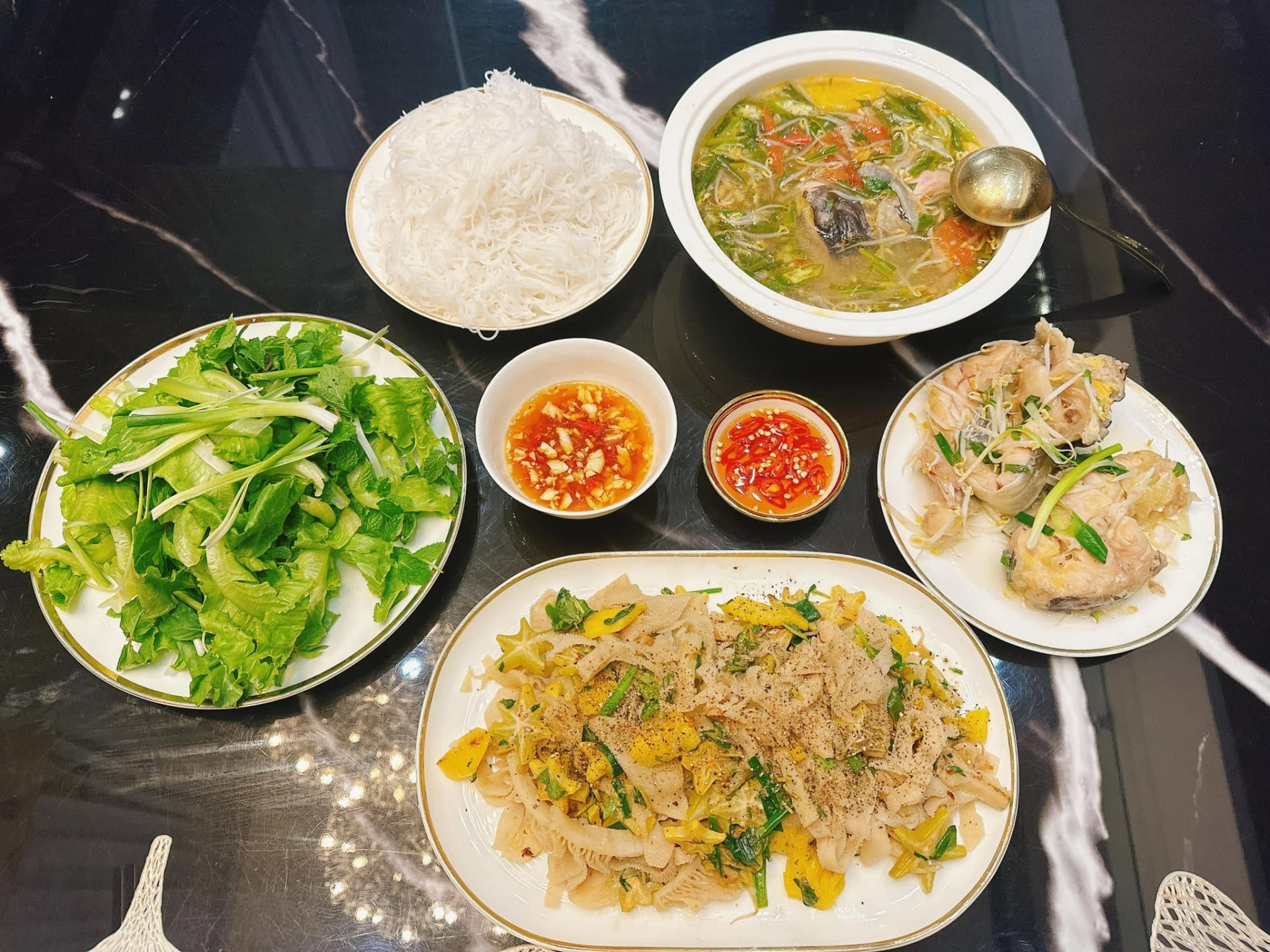 Phương Oanh khoe mâm cơm đạm bạc mùa hè, có 1 chi tiết khiến nhiều người thấy lạ lùng