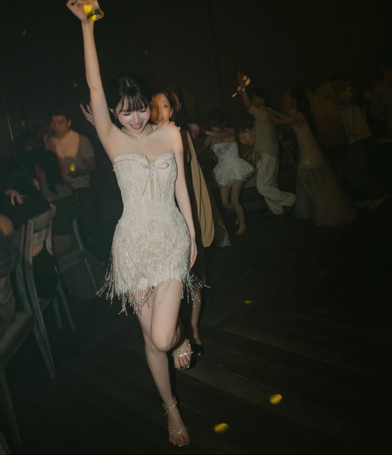 Diện váy party, đôi giày này càng hài hòa với tổng thể outfit