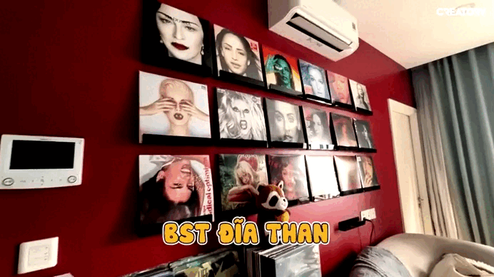 Phòng khách gây ấn tượng với mảng tường đỏ rực rỡ, là nơi anh tận dụng không gian để trưng bày BST đĩa than