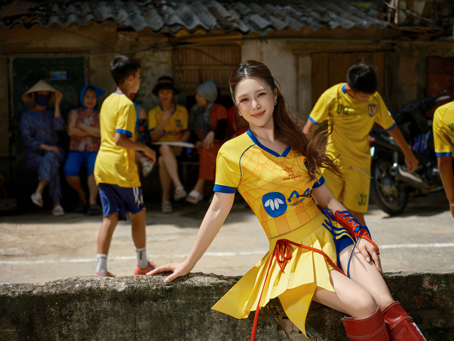 Phản ứng trái chiều quanh MV cũng cho thấy việc đưa chất liệu địa phương vào một sản phẩm đại chúng vẫn là bài toán không dễ