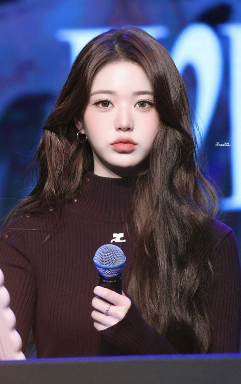 Jang Wonyoung lộ mặt bị thâm tím