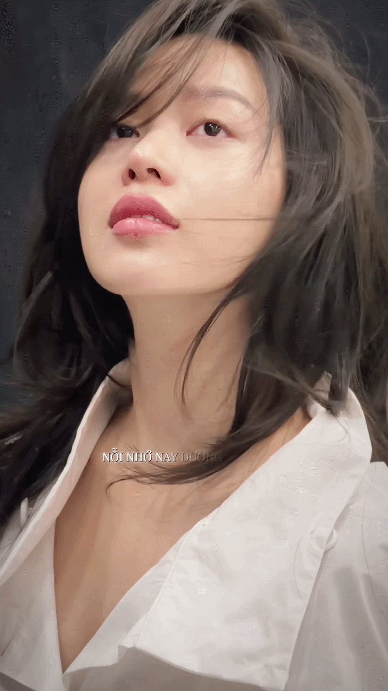 Vẻ đẹp mong manh, nhẹ nhàng của Thanh Thủy. 