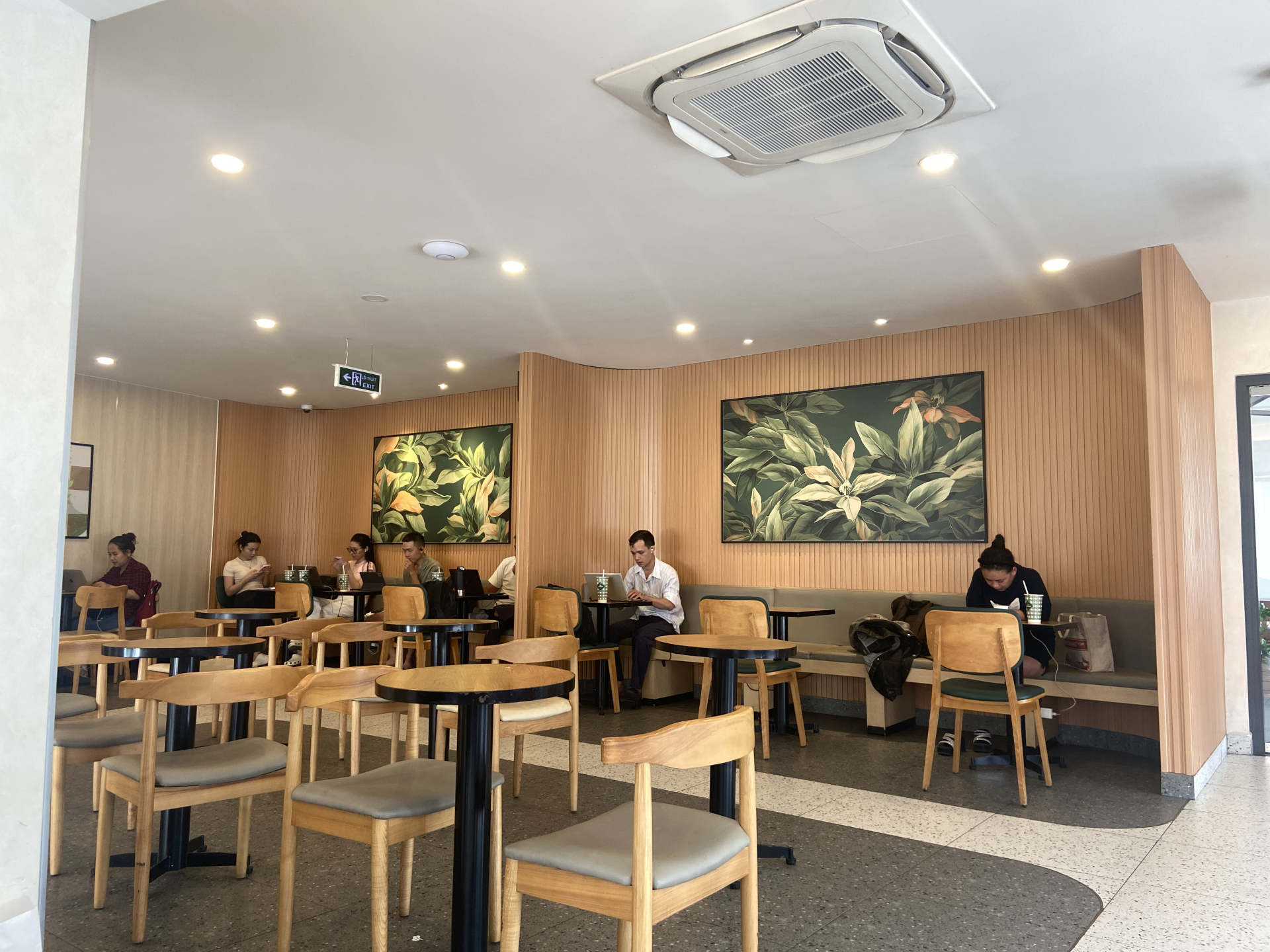 Tại một chi nhánh Phúc Long trên đường Hai Bà Trưng (TP.HCM), hệ thống âm thanh bất ngờ được tắt hoàn toàn. Ảnh: Di Anh
