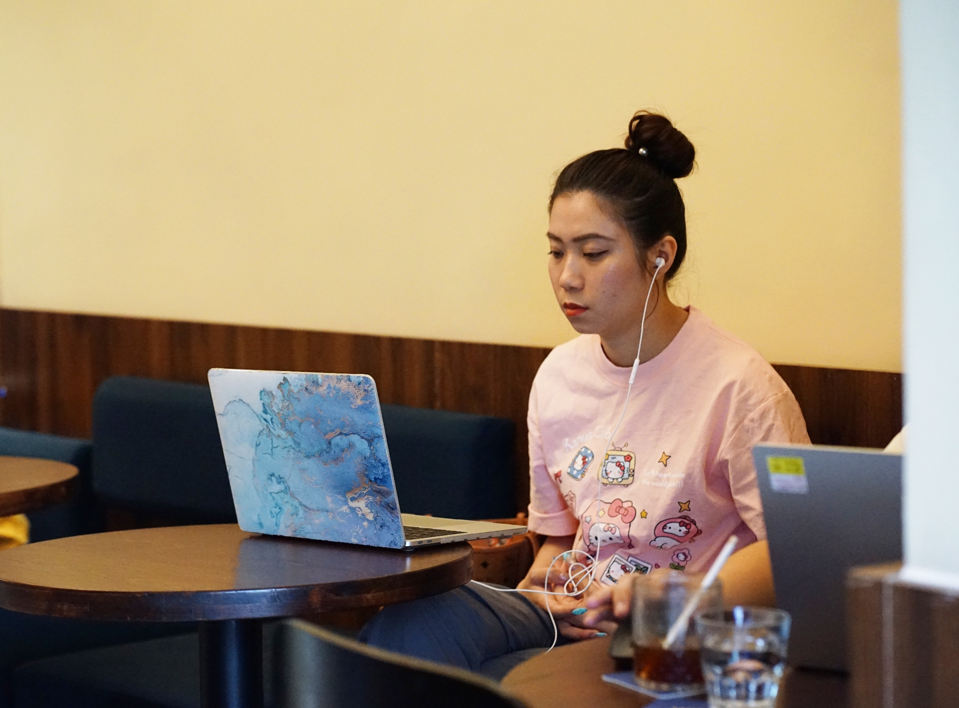 Âm nhạc từ lâu đã trở thành một phần không thể thiếu trong trải nghiệm của khách hàng tại các quán cà phê, nhà hàng. Ảnh: Di Anh