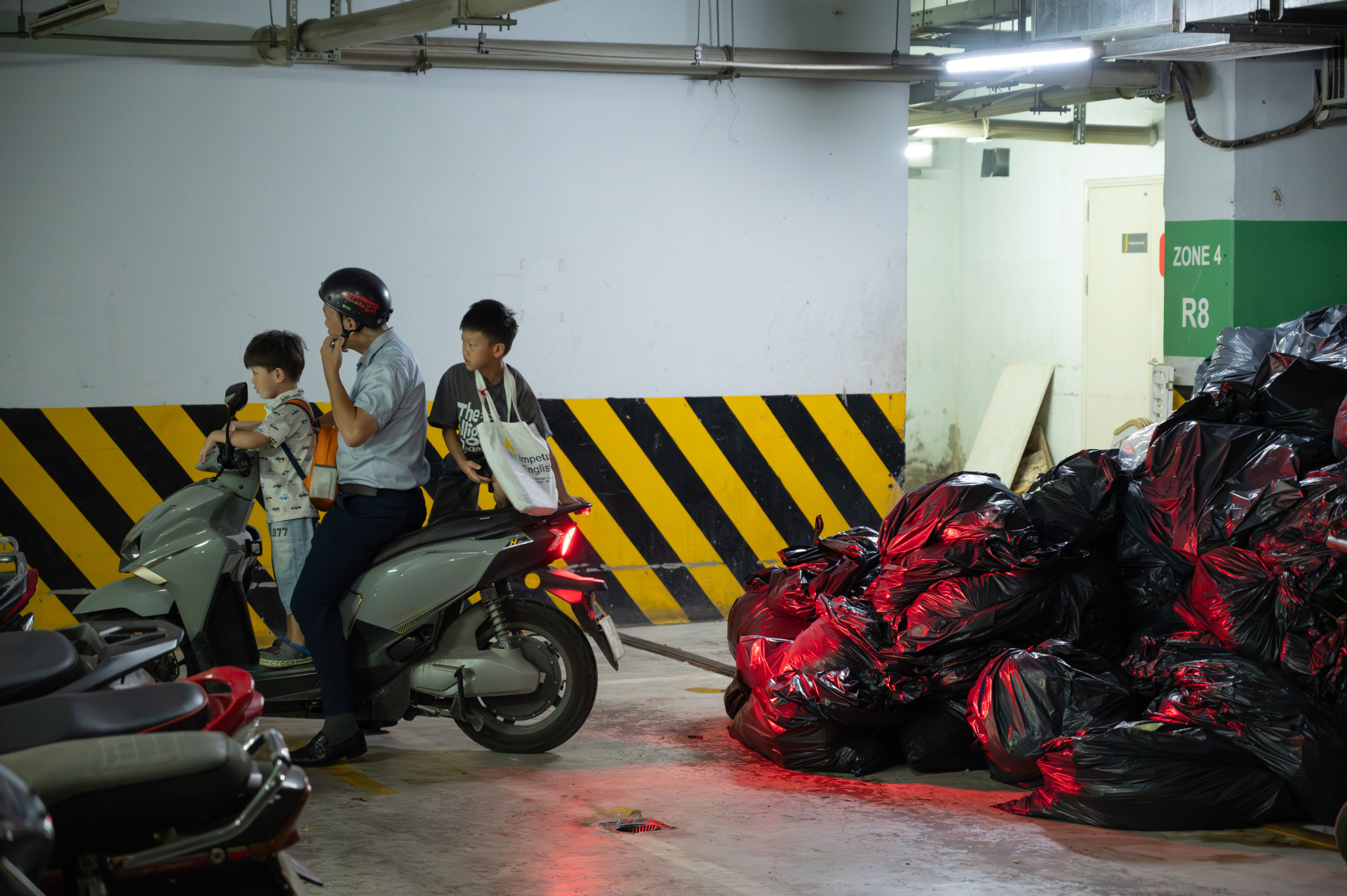 Những hộ dân sinh sống tại khu chung cư này mong muốn tình trạng ùn ứ rac thải được giải quyết dứt điểm