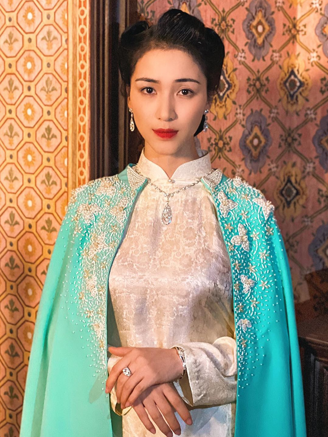 Hòa Minzy đã gây ấn tượng mạnh khi tái hiện hình ảnh Nam Phương Hoàng Hậu