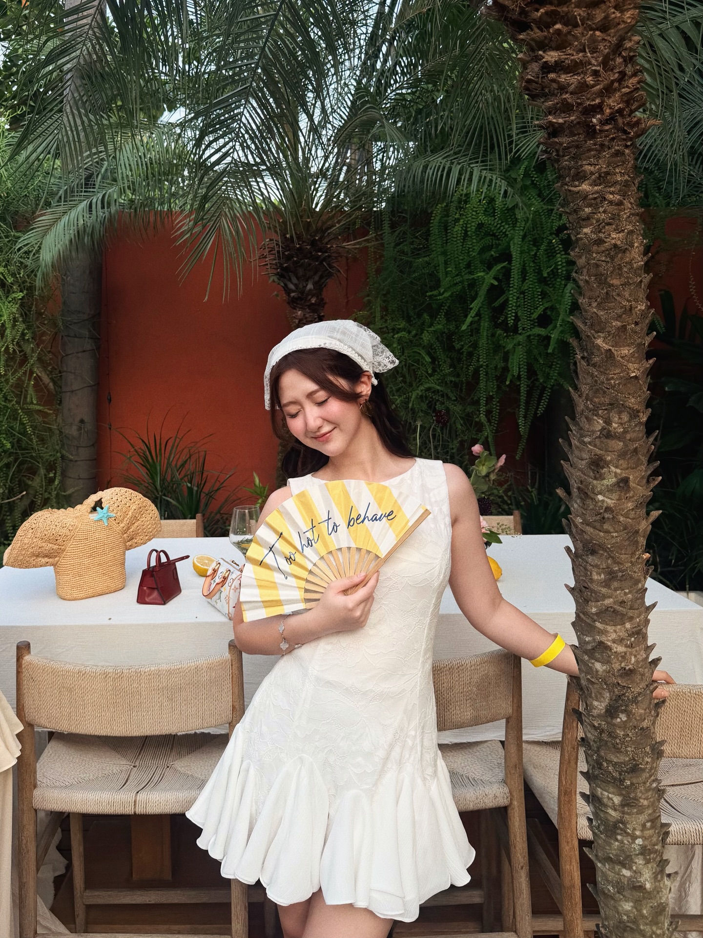 Hà My chọn diện chiếc váy ngắn sát nách màu trắng với phần chân váy xếp ly bồng bềnh. Thiết kế đầm dáng ngắn chiết eo cao chính giúp cô nàng