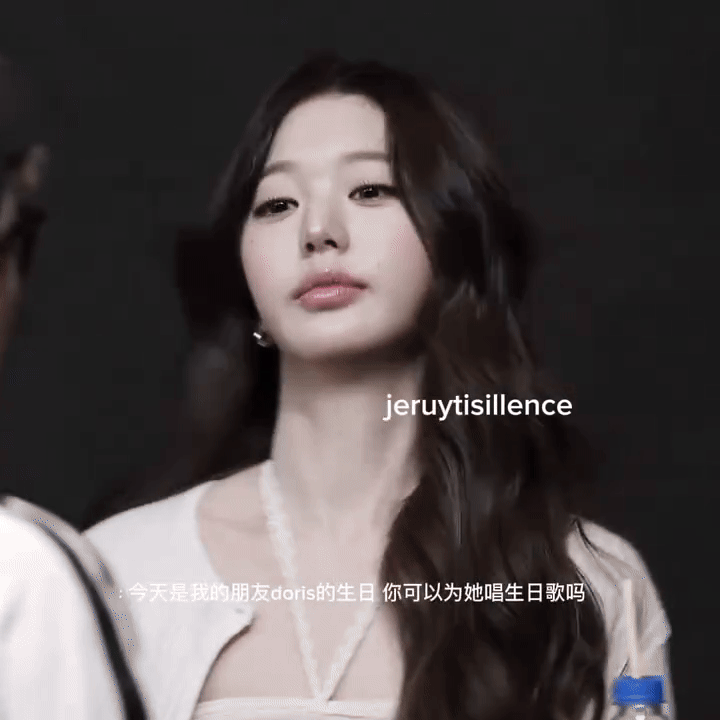 Đôi môi của Jang Wonyoung nhiều lần làm rấy lên nghi vấn cô can thiệp thẩm mỹ.