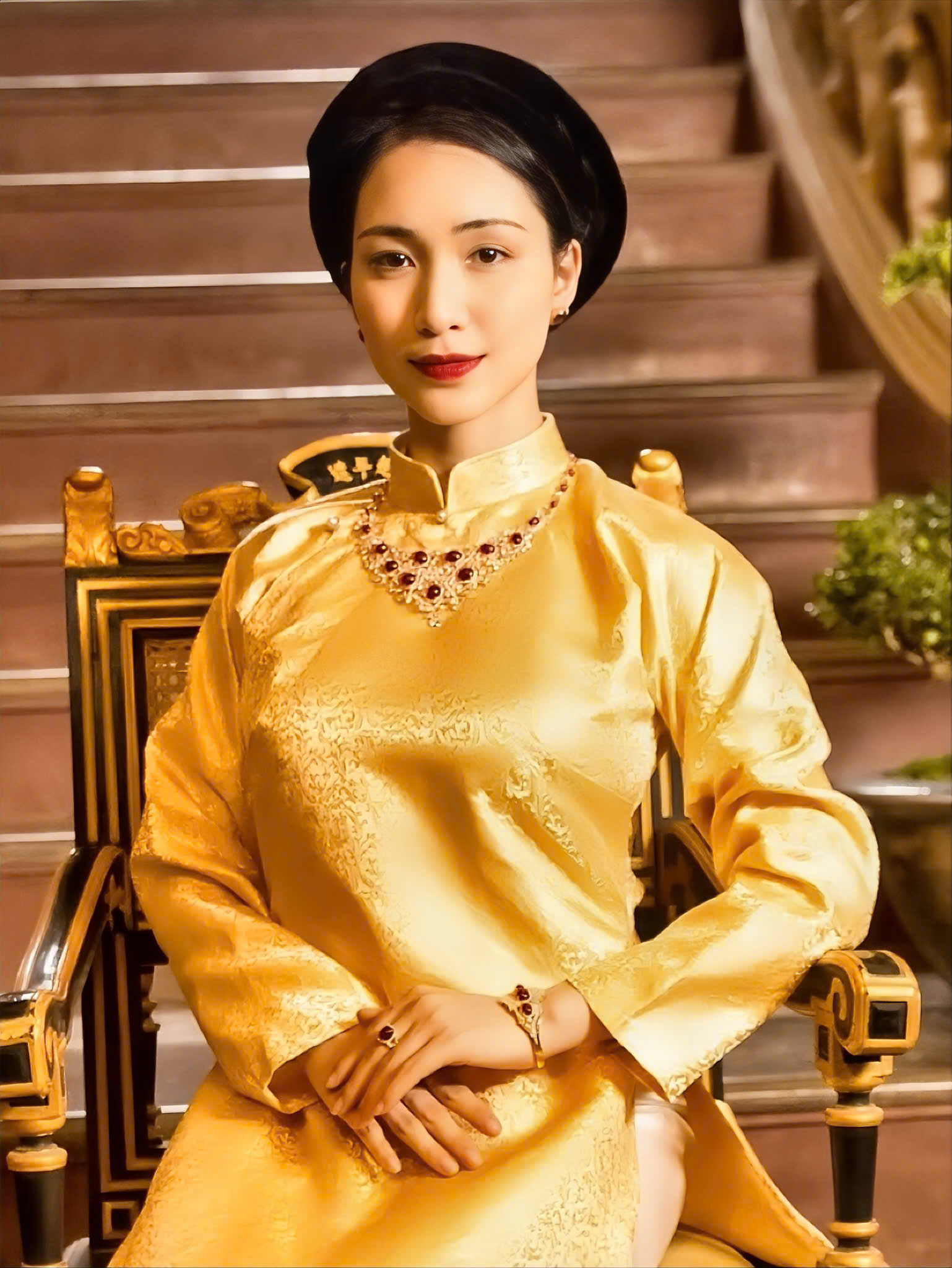 Hòa Minzy đã có màn hóa thân thành Nam Phương Hoàng Hậu vô cùng ấn tượng