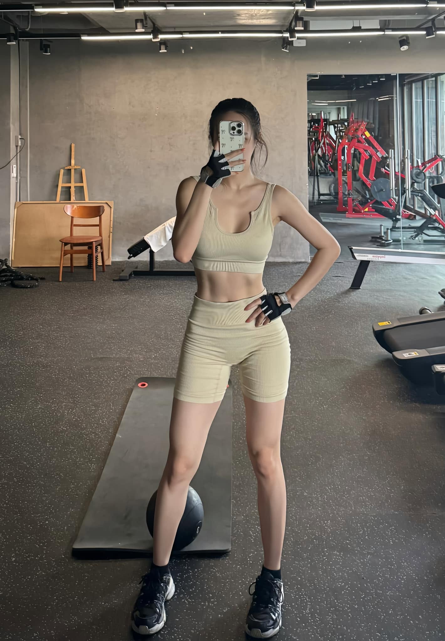 Trước đó, cô là người đẹp sở hữu body thon gọn, vòng 2 săn chắc rõ múi. Ảnh: FBNV