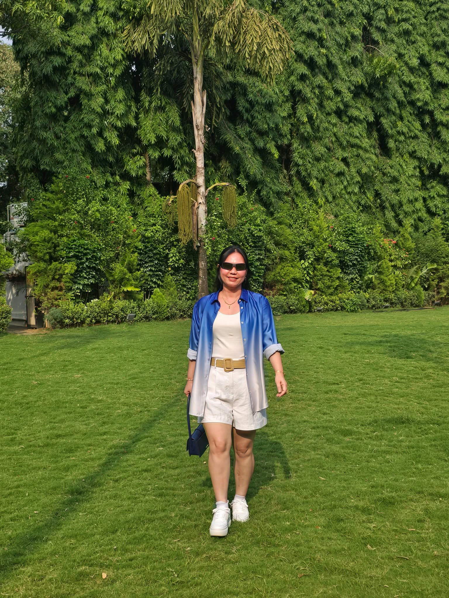 Chị Ý dành thời gian đi chơi, gặp gỡ bạn bè.