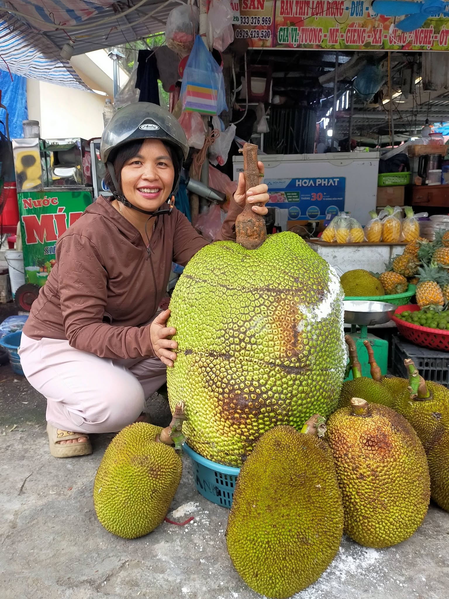 Quả mít khổng lồ khiến nhiều người tò mò đến xem, chụp ảnh
