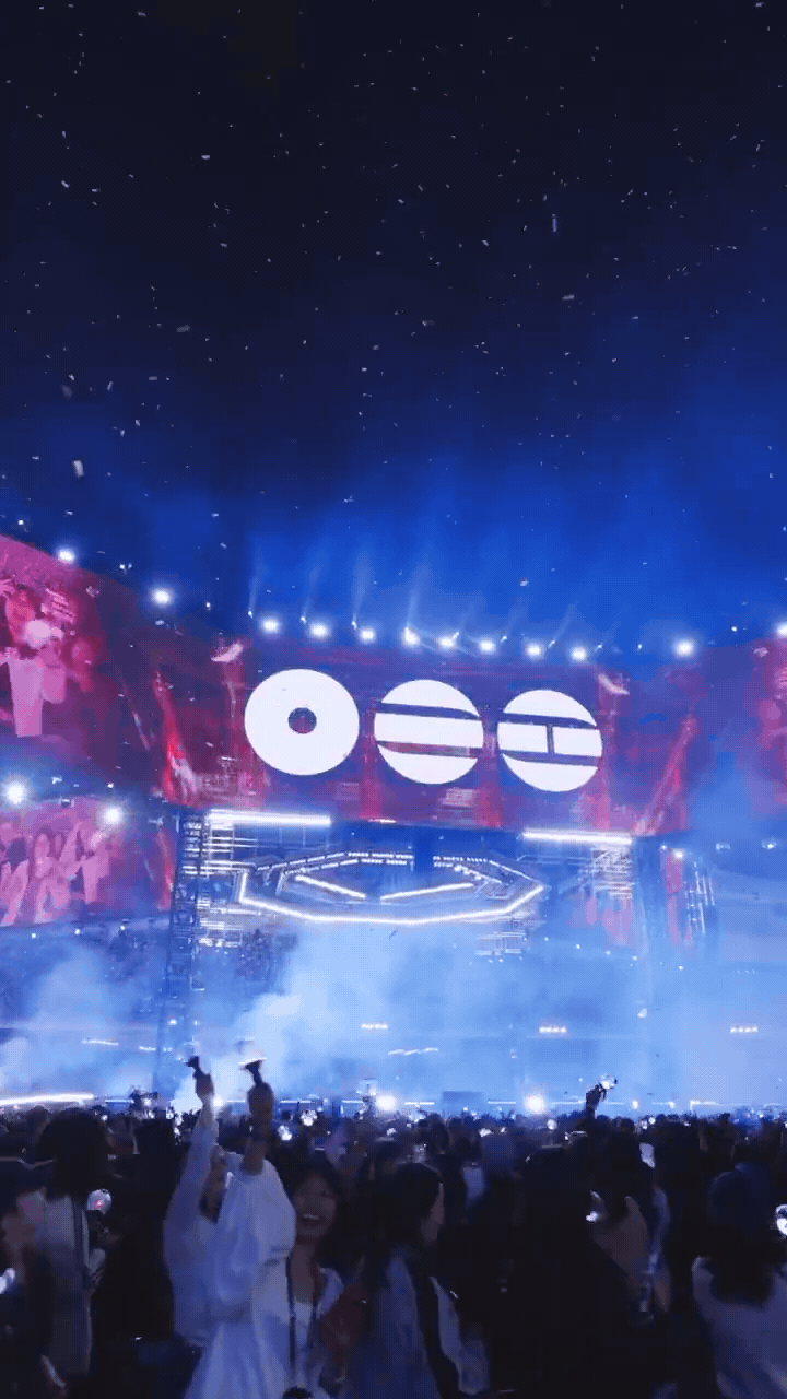 Sân khấu 360 độ trong tour diễn của BTS