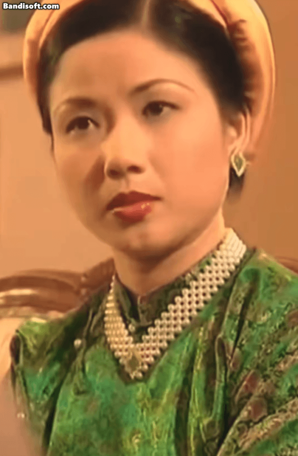 Những hình ảnh của Yến Chi với vai Nam Phương Hoàng hậu trong phim Ngọn Nến Hoàng Cung phát hành năm 2004.