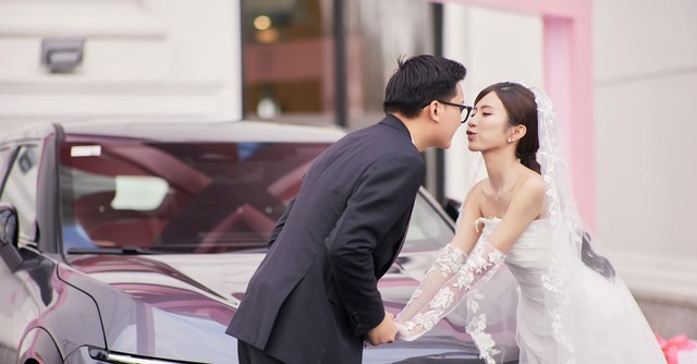 Ngọc Huyền được chồng tặng ô tô trong đám cưới.