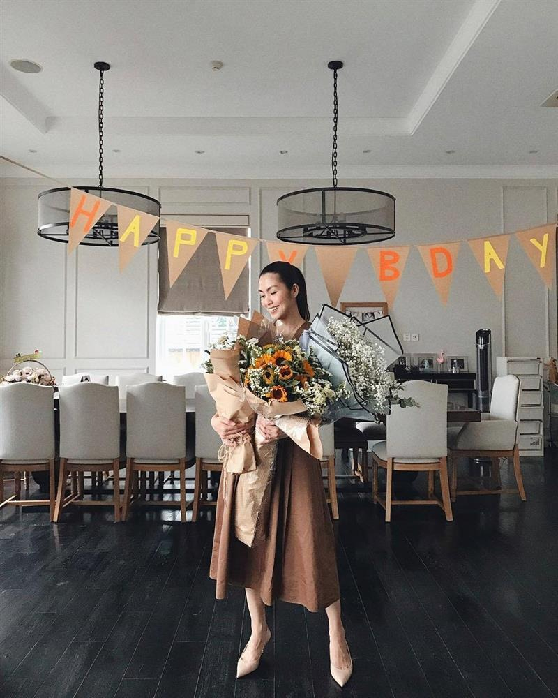 Góc bàn ăn nổi bật với bộ bàn ghế dài, đủ sức chứa hơn chục người