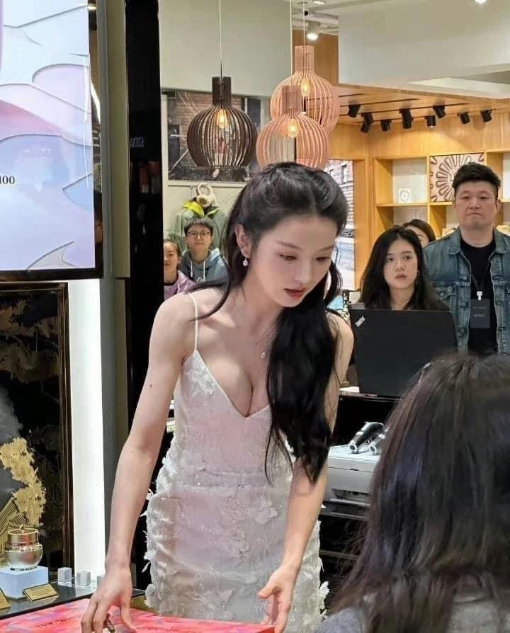 Không nhận ra Điền Hi Vi, qua tay Gucci vòng 1 bỗng