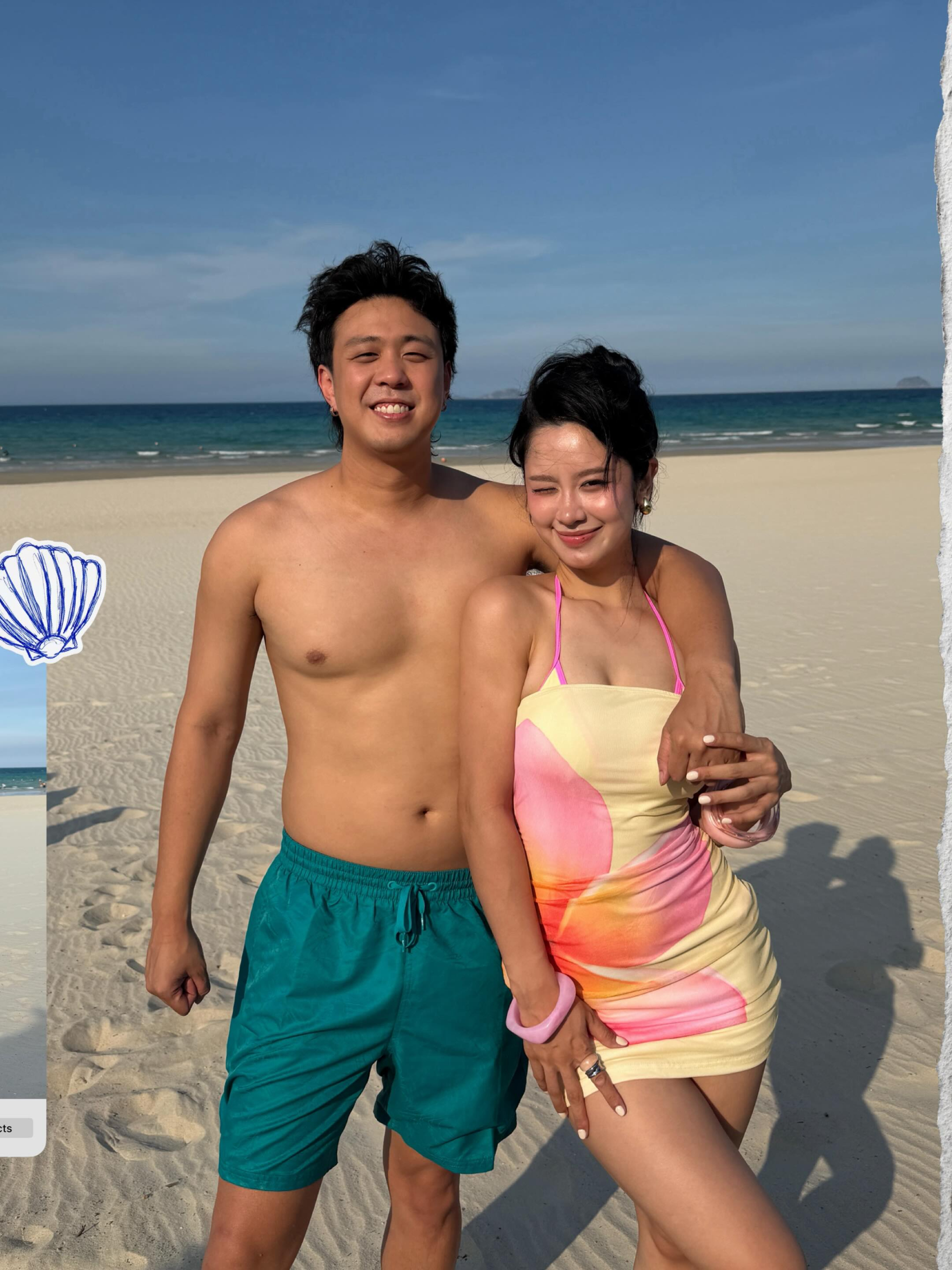 Để thay đổi phong cách cũng như chống nắng, Hàn Hằng mix thêm một chiếc váy ôm body mang họa tiết loang màu vàng rực rỡ ngoài bộ bikini. Thiết kế cúp ngực vừa tôn bờ vai trần, vừa tôn vòng 1 lấp ló mà không quá hở.