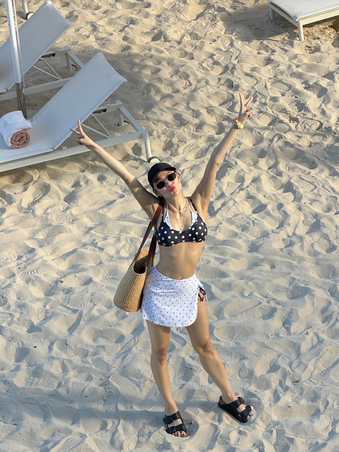 Giọng ca Một Vòng Trái Đất không nằm ngoài trend chấm bi khi chọn ngay một bộ bikini trắng đen họa tiết