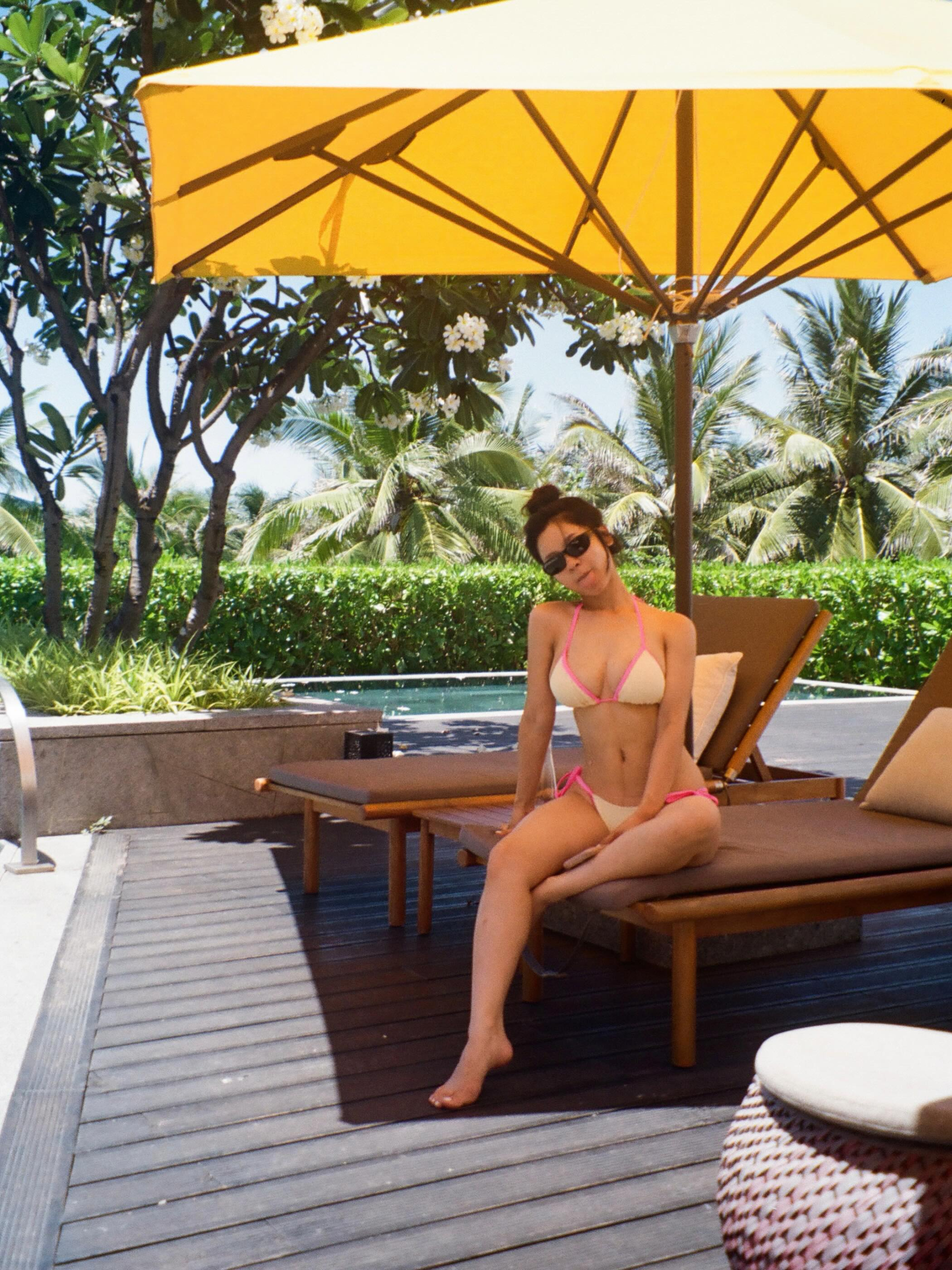 Gần đây nhất, Hàn Hằng diện bộ bikini 2 mảnh với tông màu kem phối viền hồng cho chuyến đi biển. Set này có thiết kế basic nhưng vẫn khoe được body sexy của người đẹp, lại tôn làn da trắng cùng vòng eo nhỏ như chưa hề có cuộc sinh đẻ nào. Để layout có thêm điểm nhấn, cô nàng mix thêm một chiếc kính râm thời thượng là đủ để hoàn thiện tổng thể vừa ngầu vừa đáng yêu.