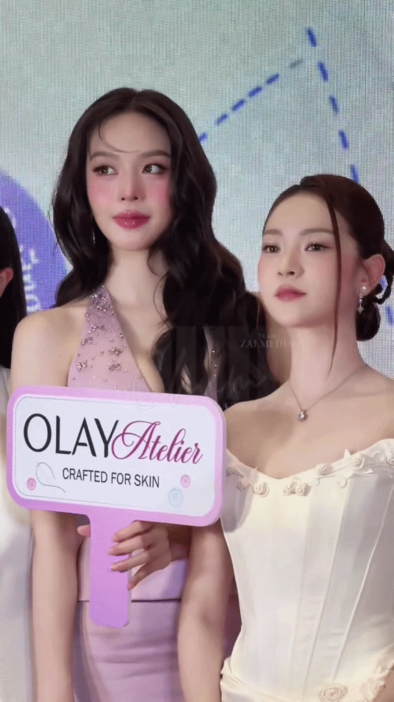 Cả hai người đẹp đo nhan sắc